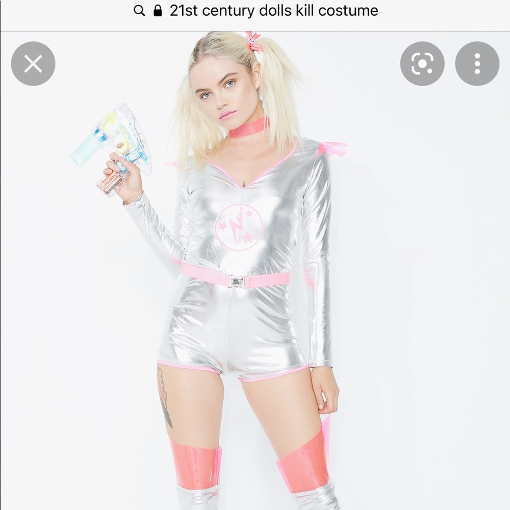 ISO OF THIS COSTUME FOR HALLOWEEN PLS SELL TO ME WILL PAY GOOD $$$